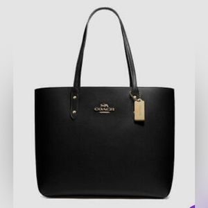 BRANDNEW! Coach black leather authentic tote bag w inner pocket & gold pendant